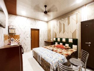 REGAL HOMESTAYS - Budget & Smart Rooms - 8