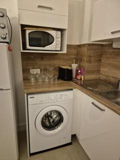 STUDIO LES NAIADES 2 avec une place parking privée incluse climatisation wifi grande terrasse Idéal pour cure thermale - 4