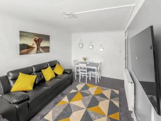 Modern 2 BR ground floor apartment with parking and garden - 9