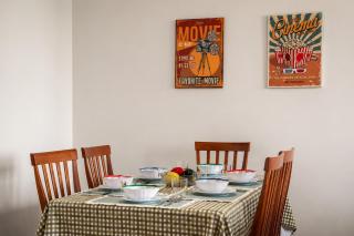 3BR Retro CBD Retreat - Pool, Views & Free Parking - 3