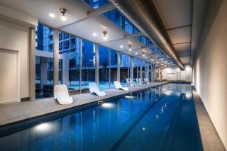 3BR Retro CBD Retreat - Pool, Views & Free Parking - 2
