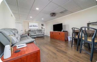 Private King Sized Basement Apartment 2 Main Queen Bedrooms With 2 Full Private Bathrooms In Each Queen Bedroom - 8