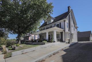 Loose Park Modern Mansion - 5