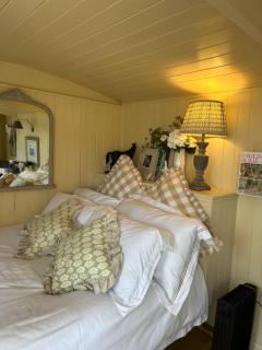 Elgars Luxury Shepherds Huts - 3