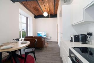 Contemporary 2 Bedroom Apartment in Manchester - 6