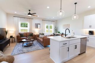 Luxury Townhome Near Liberty Sleeps 8 - 8