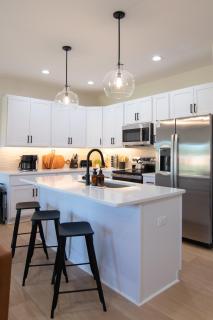 Luxury Townhome Near Liberty Sleeps 8 - 2
