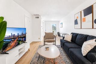 Central Chic 2BR King Suites Close to UT, Moody Center, & DT - 4