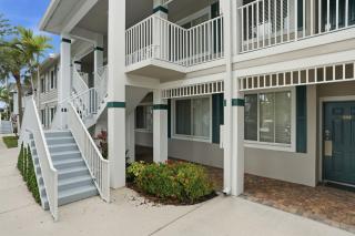 814 - Lake and Fountain View - Chic Furnishings - 2