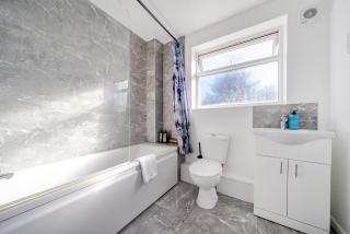 Luxury 3-Bedrooms House With Parking - 1