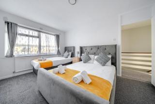 Luxury 3-Bedrooms House With Parking - 4