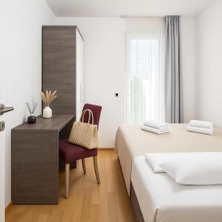 Sunny resort apartment with pool access - 9