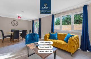 MUIRTON 2 - has 4 Twin rooms with 4 Car Parking, 2 Baths, 5 Smart TV, Fully Equipped, Garden, Free WiFi, GROUP FAVOURITE by SUNRISE SHORT LETS DUNDEE - 0