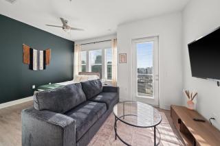 Stylish Studio Downtown Views Saltwater Pool - 0