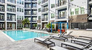 Stylish Studio Downtown Views Saltwater Pool - 2