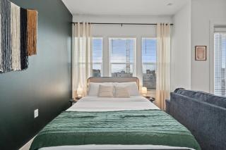 Stylish Studio Downtown Views Saltwater Pool - 4