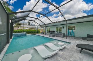 Cozy 2 bedroom on the canal with pool and hot tub! - 2