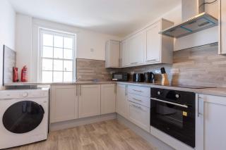 Spacious Harbourside 2BED Apartment with Sea Views - 9
