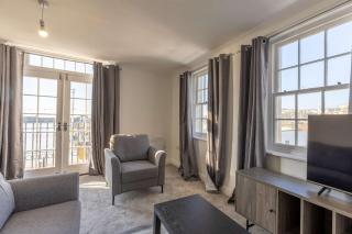 Spacious Harbourside 2BED Apartment with Sea Views - 4