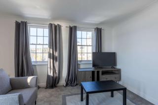 Spacious Harbourside 2BED Apartment with Sea Views - 1