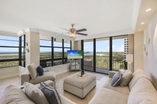 Beachfront condo with pool and dazzling ocean view - 9