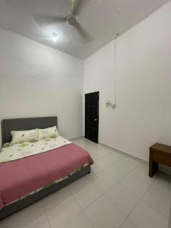 Cozy Family Stay Near Beach, Airport & Stadium - 8