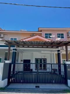 Cozy Family Stay Near Beach, Airport & Stadium - 3