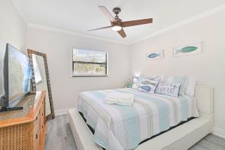 The Salty Stay. Minutes from your toes in the sand - 6