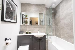 Romeo's View - 1BR Apartment, Heart of Town, Parking, Sleeps 2 - 5