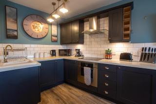 Romeo's View - 1BR Apartment, Heart of Town, Parking, Sleeps 2 - 3