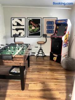 Sleeps 10 + Coffee bar + Game Room + Train to CHGO - 9