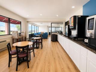 Days Inn by Wyndham Lake Point - 4