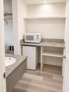 Days Inn by Wyndham Lake Point - 1