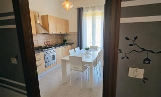 VAL D'ORCIA DELUXE 2, RAFFINATA CASA immersa nel verde con WiFi, giardino e parcheggio - 2