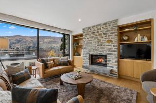 Lakeside Bliss Luxury 3 Bedroom Apartment - 0