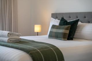 Lakeside Bliss Luxury 3 Bedroom Apartment - 5