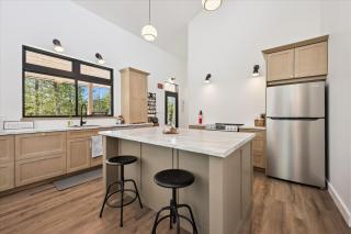 Modern 4-Bedroom Lake Huron AC - 3