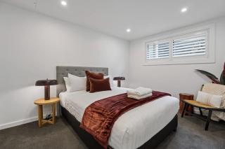 Lakeside Bliss Luxury 2 Bedroom Apartment - 4
