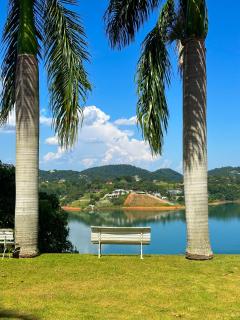 Piscina enorme, lareira e vista surreal da represa - 2