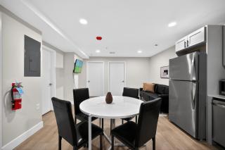 Sleek 2BR apartment in prime location - 7