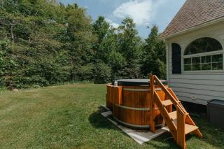 Clancy House - Cedar Hot Tub Sleeps 10 - 9