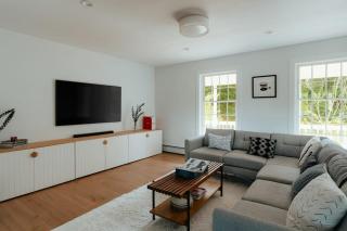 Clancy House - Cedar Hot Tub Sleeps 10 - 2