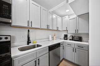 Contemporary 2BR near dining and transit - 9