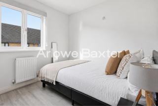 West Thurrock 4-Bed Townhouse for Work & Families - 2