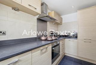 West Thurrock 4-Bed Townhouse for Work & Families - 2