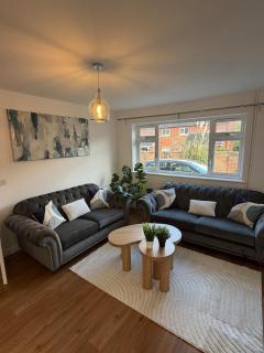 5 bedroom House FREE parking central sleeps 9 - 4