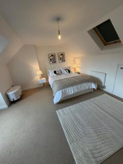 5 bedroom House FREE parking central sleeps 9 - 6