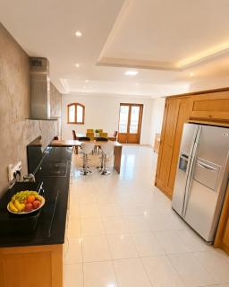 Spacious 4-Bedroom Apartment with Sea View - 8