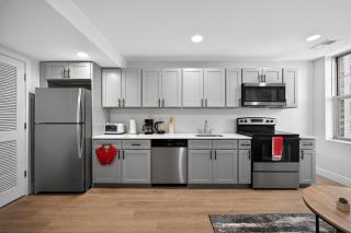 Elegant 2BR apartment with updated kitchen - 8