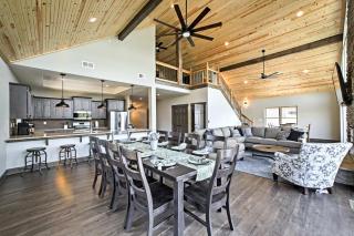 Lavish Retreat w/ Decks, Steps to Table Rock Lake! - 9
